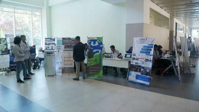 PENS Expo PKM Wadahi Kreativitas Mahasiswa PENS Expo PKM Wadahi Kreativitas Mahasiswa