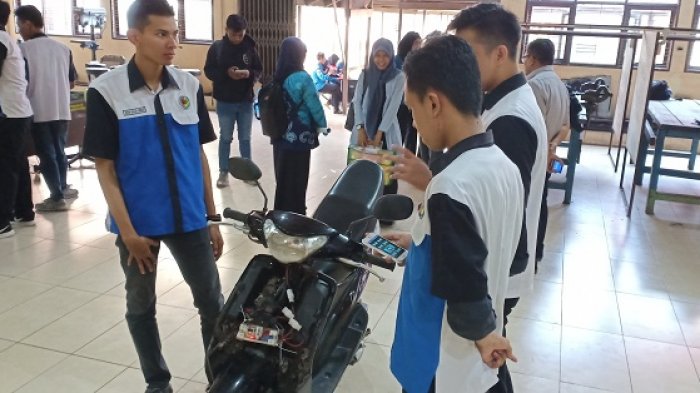 Mahasiswa Poliban Temukan Alat untuk Melacak Sepeda Motor yang Hilang Mahasiswa Poliban Temukan Alat untuk Melacak Sepeda Motor yang Hilang