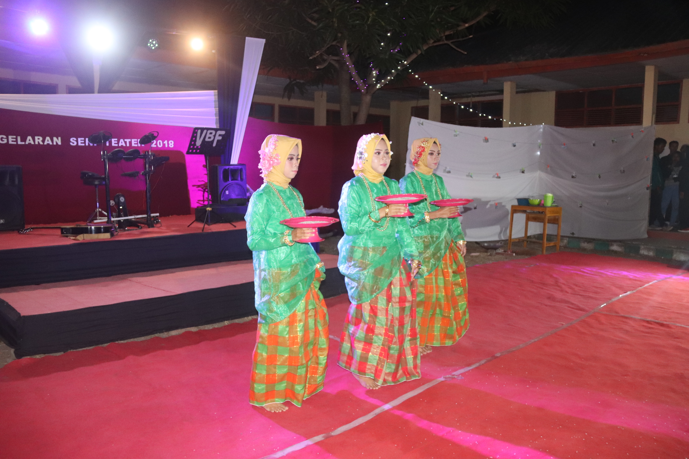 Wabup Apresiasi Pagelaran Seni Teater Mahasiswa Politeknik Negeri Bali Wabup Apresiasi Pagelaran Seni Teater Mahasiswa Politeknik Negeri Bali