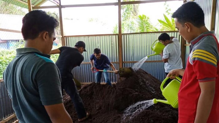 Politani Pangkep Produksi Pupuk Kompos dan Pupuk Cair dari Limbah Sapi Politani Pangkep Produksi Pupuk Kompos dan Pupuk Cair dari Limbah Sapi