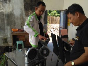 Politeknik Negeri Jember Beri Pendampingan UKM Minuman Tradisional Politeknik Negeri Jember Beri Pendampingan UKM Minuman Tradisional