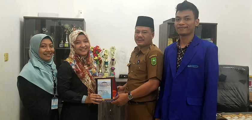 Pengabdian Kepada Masyarakat, Dosen PCR Membuat Modul Praktik Fisika Untuk SMA N 1 Siak Pengabdian Kepada Masyarakat, Dosen PCR Membuat Modul Praktik Fisika Untuk SMA N 1 Siak
