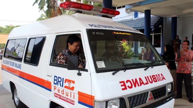 Polinema Terima CSR Ambulance BRI Polinema Terima CSR Ambulance BRI