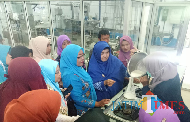 BMH dan Polinema Latih Warga Hidup Sehat dan Tingkatkan Ekonomi Lewat Usaha-Usaha Kreatif BMH dan Polinema Latih Warga Hidup Sehat dan Tingkatkan Ekonomi Lewat Usaha-Usaha Kreatif