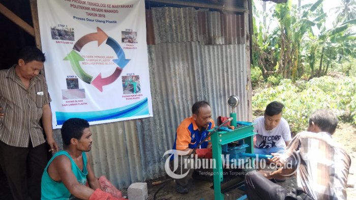 3 Dosen Politeknik Negeri Manado Ajar Warga Paniki Dua Bikin Paving Blok dari Sampah Plastik 3 Dosen Politeknik Negeri Manado Ajar Warga Paniki Dua Bikin Paving Blok dari Sampah Plastik