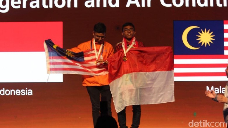 Mahasiswa PENS Raih Medali Perak Dalam World Skills Asia–Abu Dhabi 2018 Mahasiswa PENS Raih Medali Perak Dalam World Skills Asia–Abu Dhabi 2018