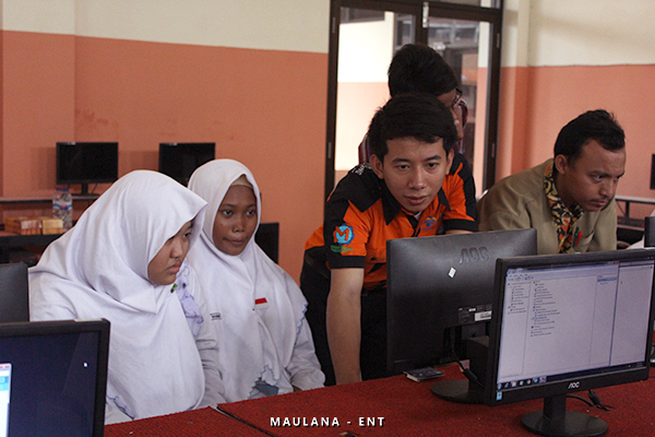 Teknik Mekatronika PENS Beri Pelatihan Dasar Mikrokontroler Sebagai Bentuk Pengabdian Masyarakat Teknik Mekatronika PENS Beri Pelatihan Dasar Mikrokontroler Sebagai Bentuk Pengabdian Masyarakat