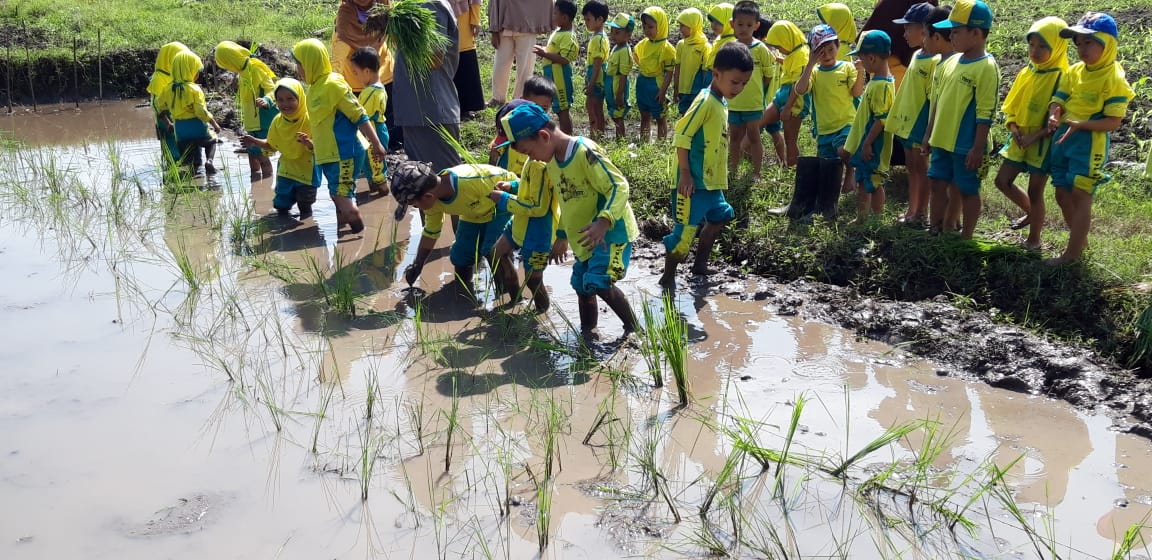 Polije Peduli Penyiapan Calon Petani Generasi Alpha Polije Peduli Penyiapan Calon Petani Generasi Alpha